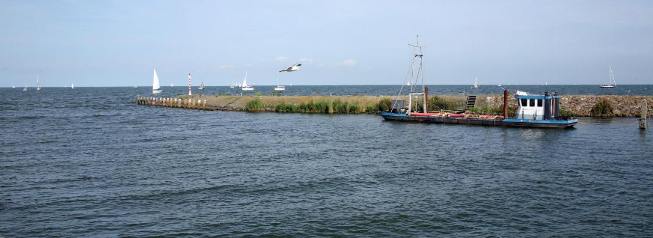 Vissershuisje / old fishermans house Medemblik Buitenkant foto